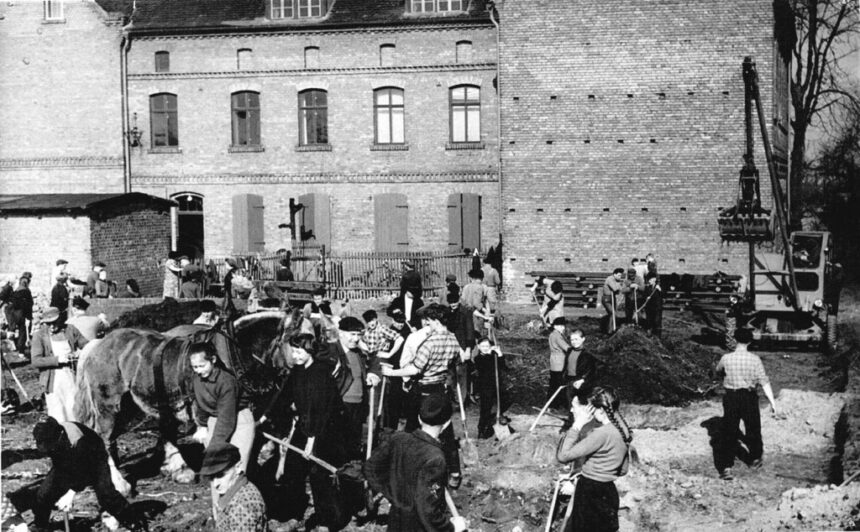 schüler und lehrer im n a w beim schul-erweiterungsbau 1960